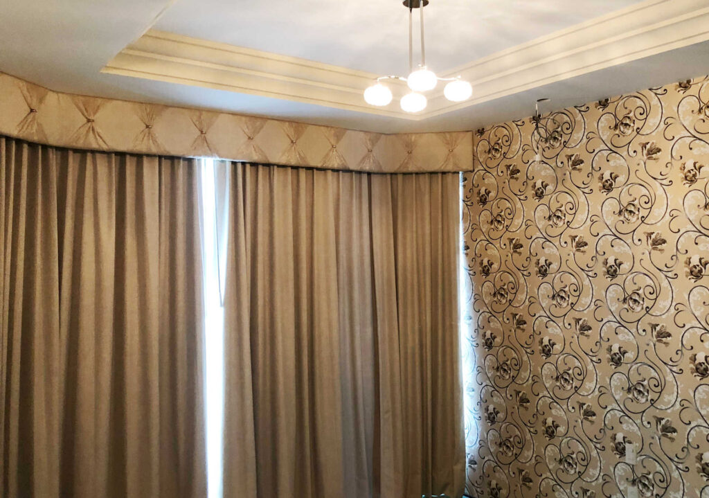 por qué escoger cortinas y no persianas? cortina black Out con galería decorativa y cortinero hotelero